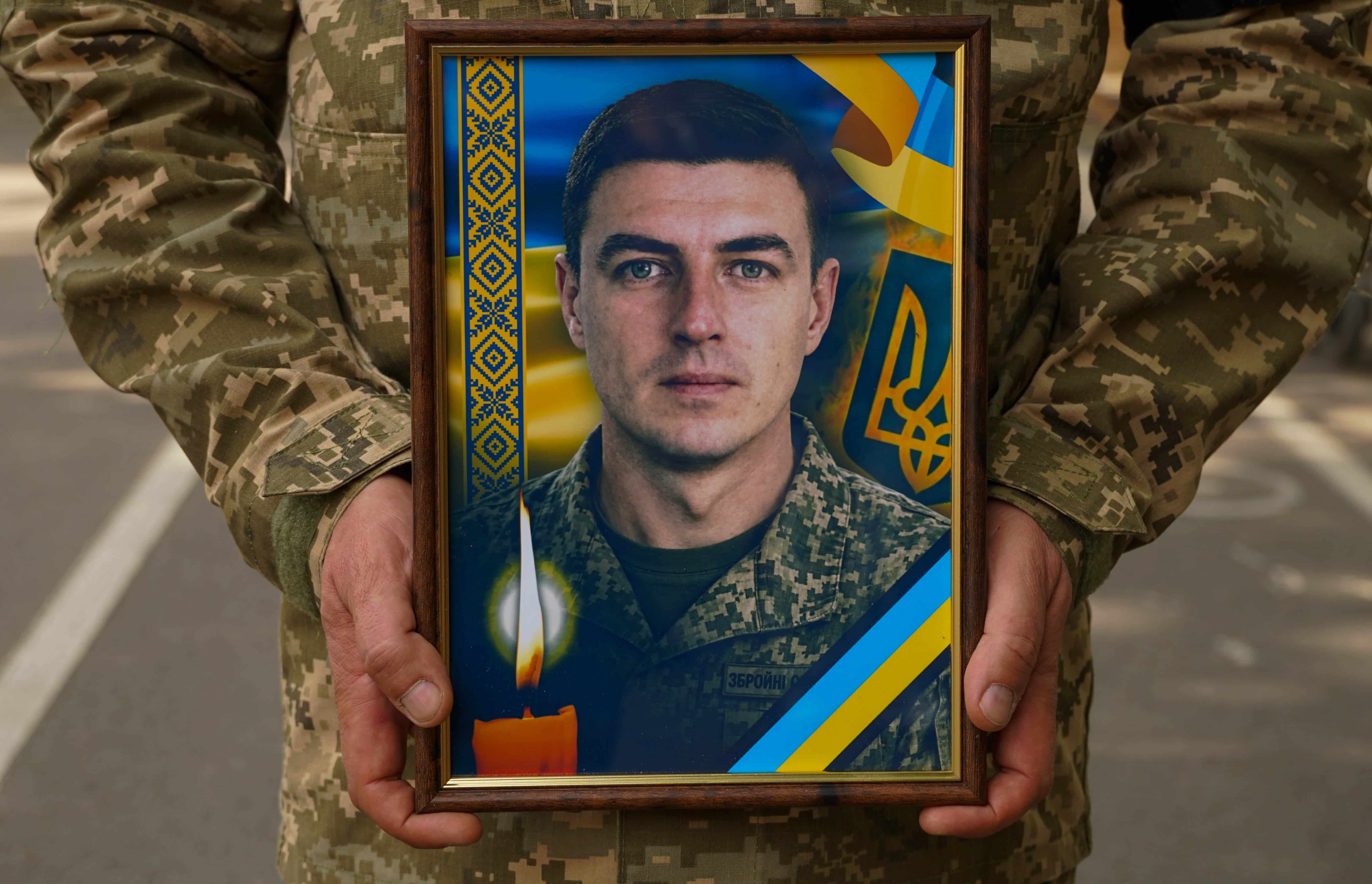 Майже два роки пошуків і надії: в Ужгороді сьогодні поховали 41-річного солдата Артема Талаєва