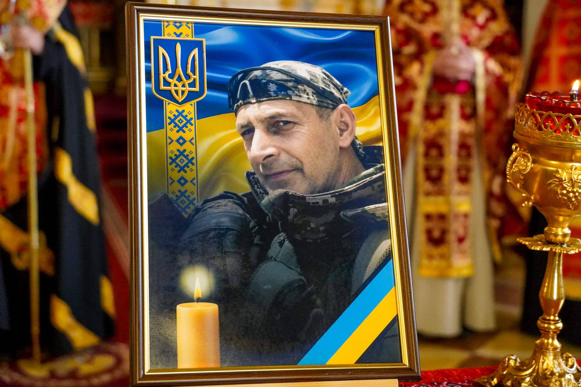 До останнього залишався там, де був потрібен побратимам та рідній Україні: з таким Героєм – 52-річним старшим солдатом Юрієм Сабо – сьогодні попрощ...